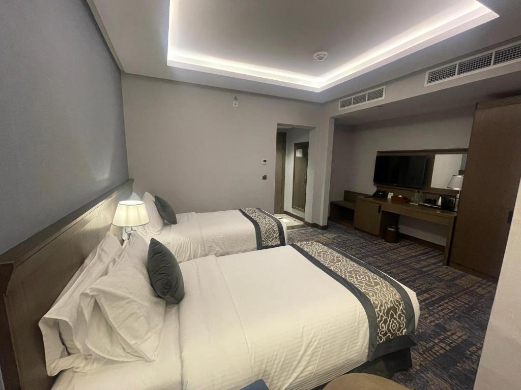 Maien Taiba tesisinde bir odada yatak veya yataklar