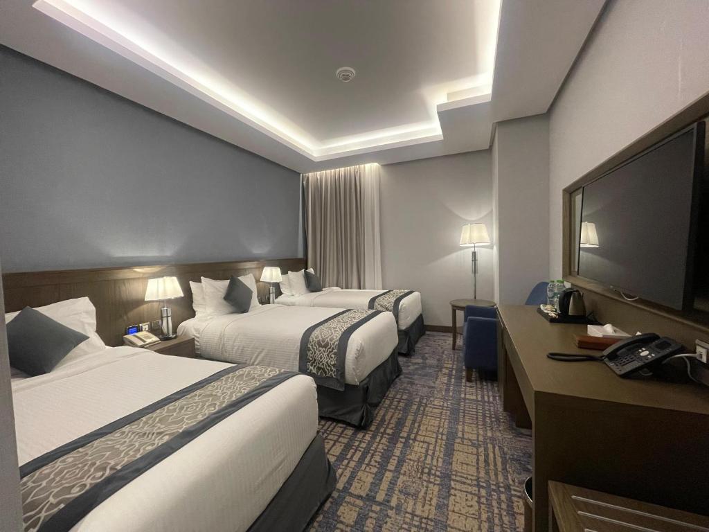 Maien Taiba tesisinde bir odada yatak veya yataklar