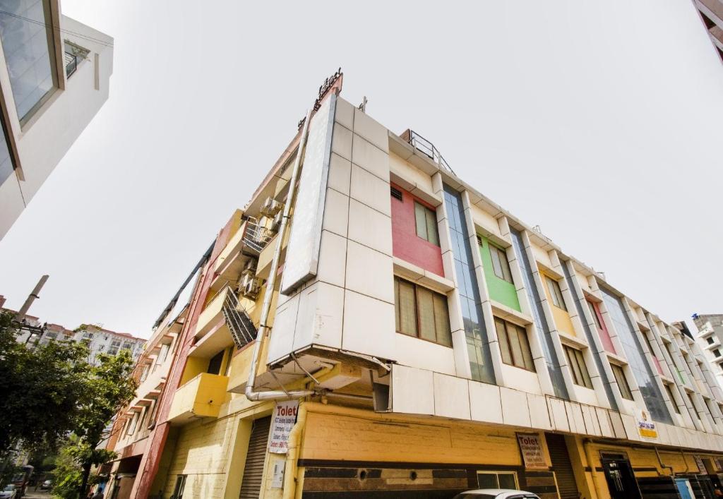 un bâtiment construit dans une rue de la ville dans l'établissement Capital O Hotel Shanti Nivas Near Hare Krishna Hill, à Bangalore