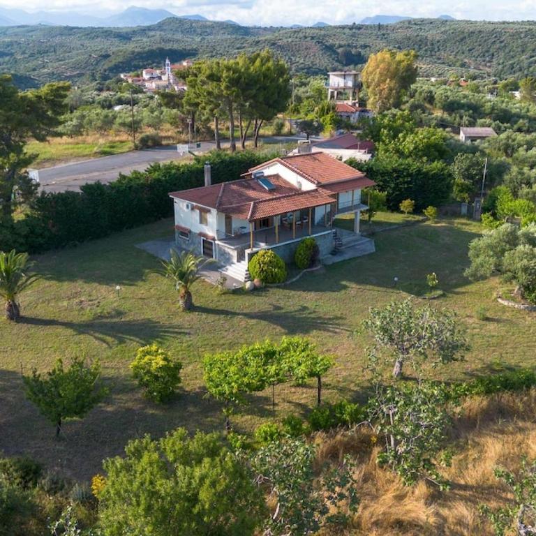 een luchtfoto van een huis in een veld bij Marva Residence - comfortable 8-person retreat in Nerómilos