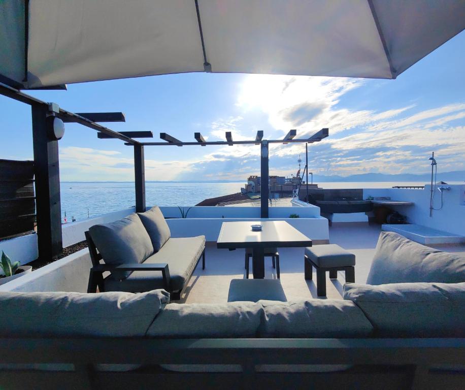 a living room with a couch and a table at Appartamento Con Vista Mozzafiato in Lazise