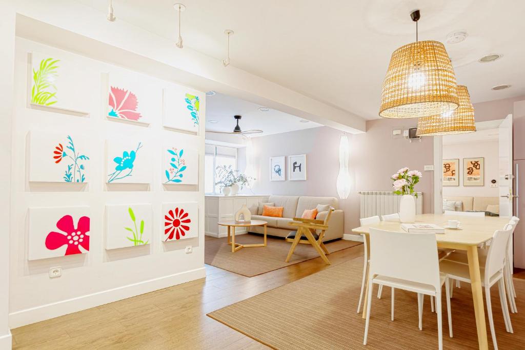 Posedenie v ubytovaní Heart of San Sebastian⎮Walk Score 99⎮3 Baths