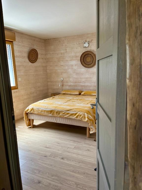 Postel nebo postele na pokoji v ubytování La Poussada, maisons écologiques avec vue mer