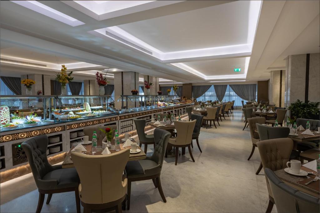 Maien Taiba tesisinde bir restoran veya yemek mekanı