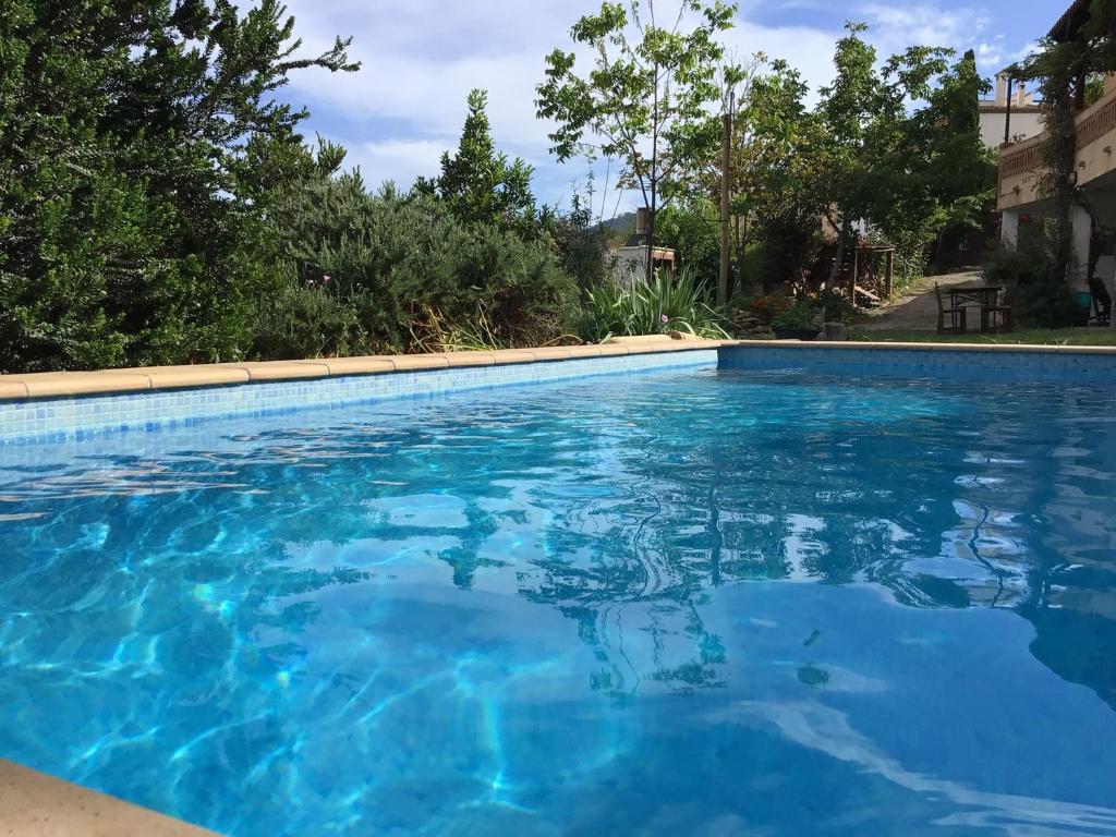 una piscina con acqua blu di La Kamareta de Chite a Granada