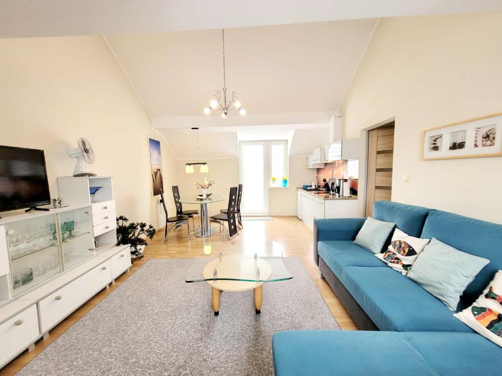 Televízia a/alebo spoločenská miestnosť v ubytovaní Apartamenty Cudowna Wyspa
