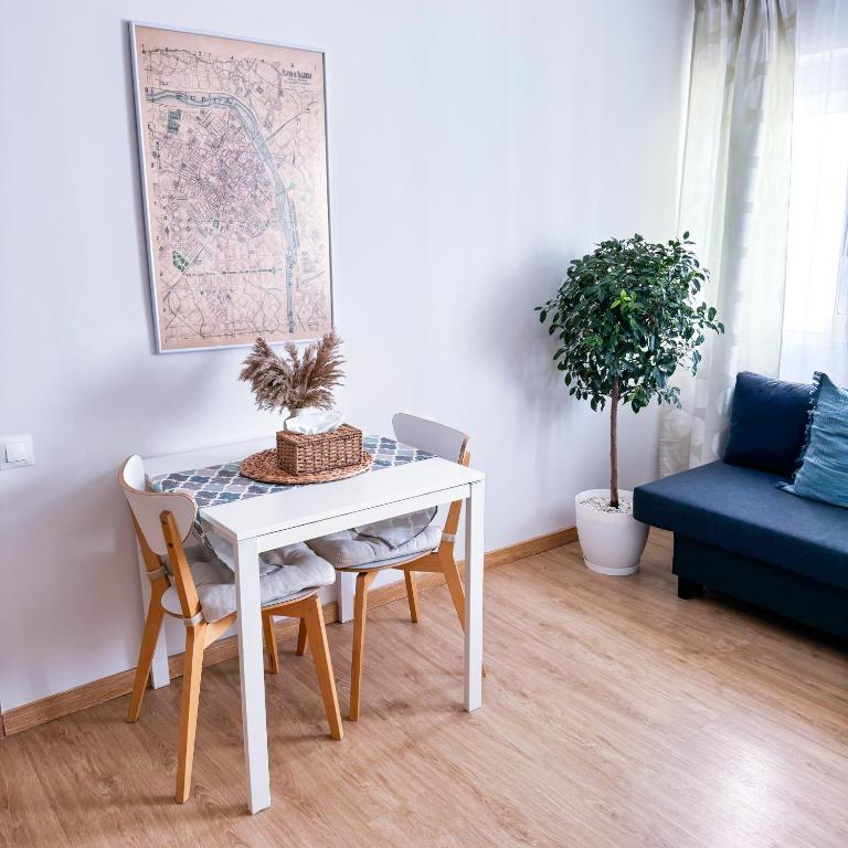 a white table and chairs in a living room at Studio Aiora in Valencia