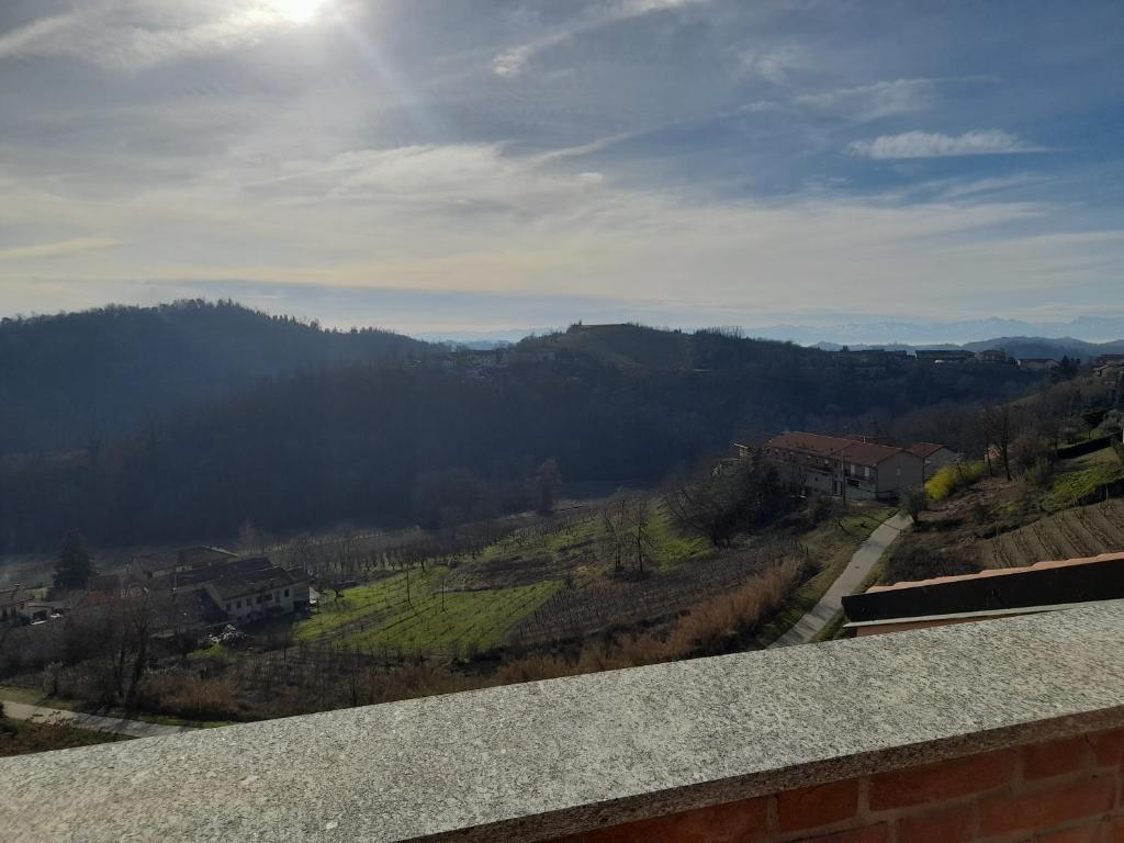 Montaldo Roero的住宿－36 bis affittacamere，从建筑的顶部可欣赏到山谷景色