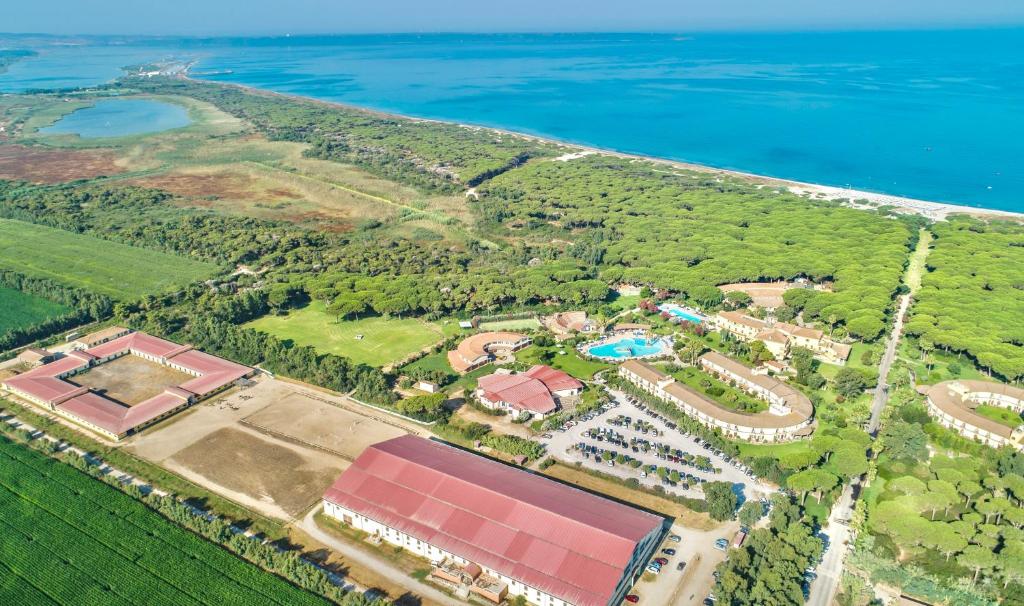 una vista aerea di un resort vicino all'oceano di Hotel with swimming-pool in Arborea just 600 meters from the sea ad Arborea