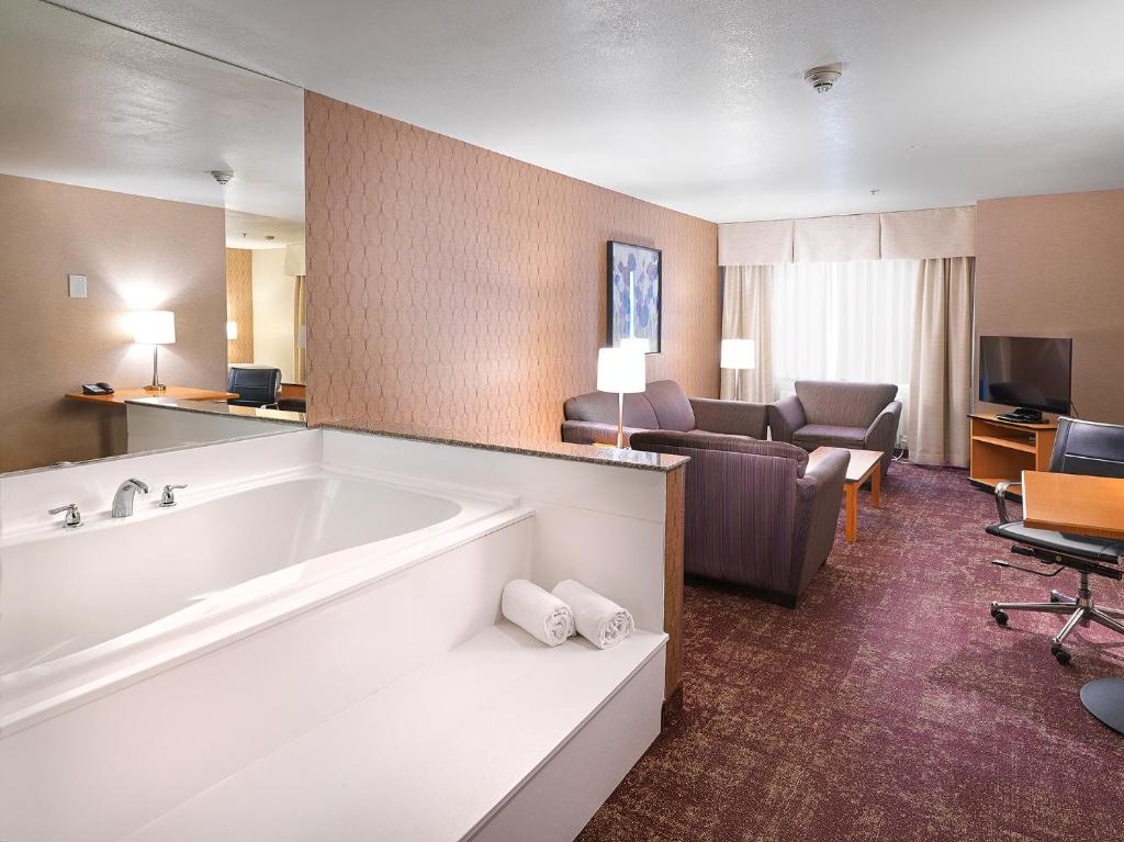 Crystal Inn Hotel & Suites - West Valley City - Chambre Royale Avec Salle De Bain Spa