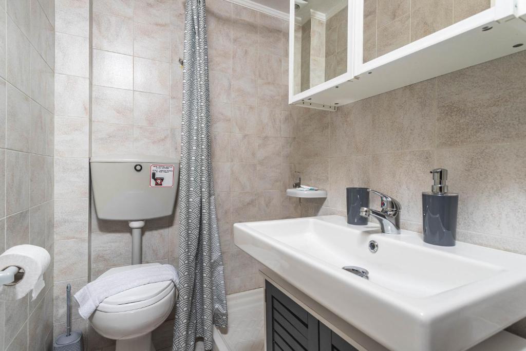 Łazienka w obiekcie Mola Kalyva Suites