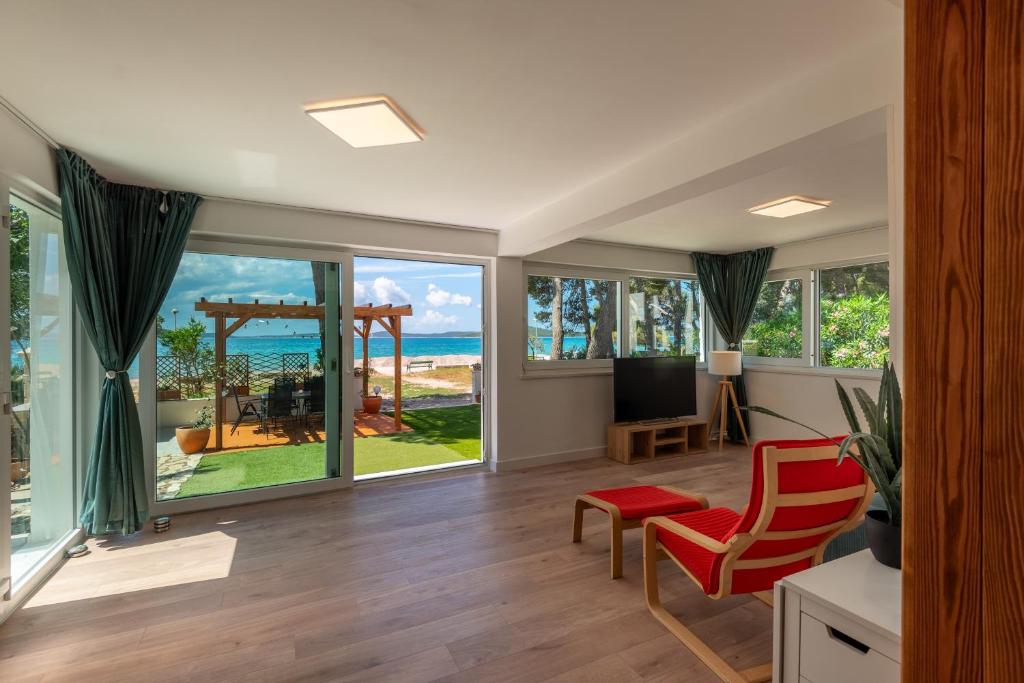 sala de estar con vistas al océano en Villa Serenum en Šibenik