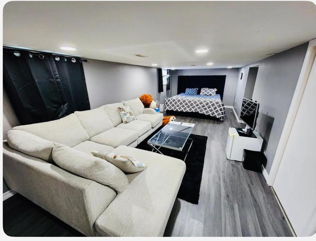 a living room with a couch and a bed at Jakpor Residence in Windsor