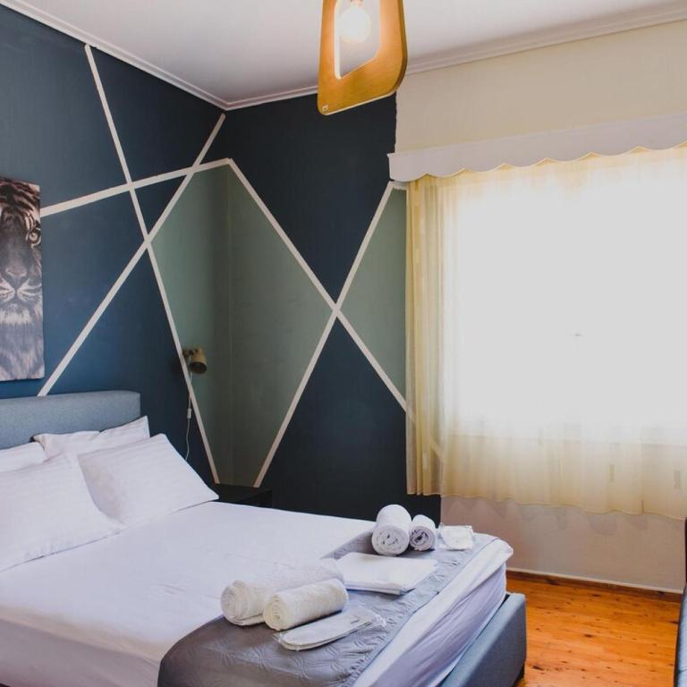 - une chambre avec un lit et des serviettes dans l'établissement Relaxation apartment, à Messini