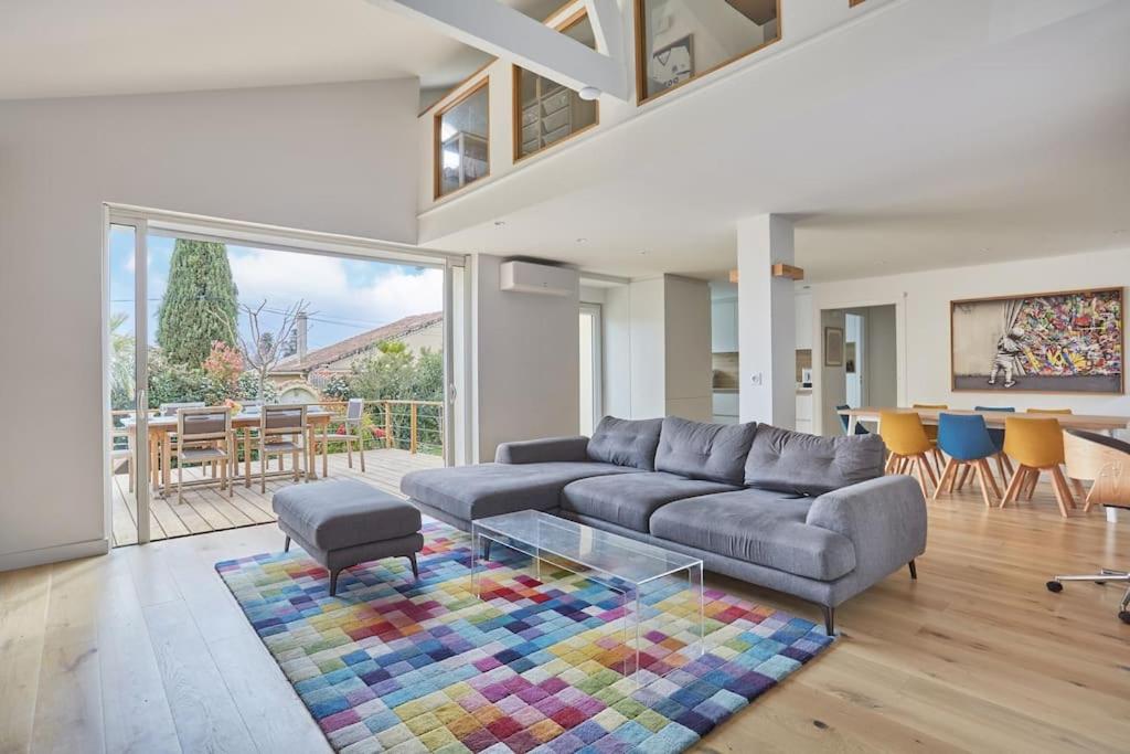 un salon avec un canapé et une table en verre dans l'établissement Rdc Villa centre ville Aix-enPce, à Aix-en-Provence