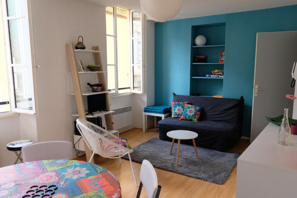 un salon avec un canapé et une table dans l'établissement Appartement à côté des Télécabines, à Luchon