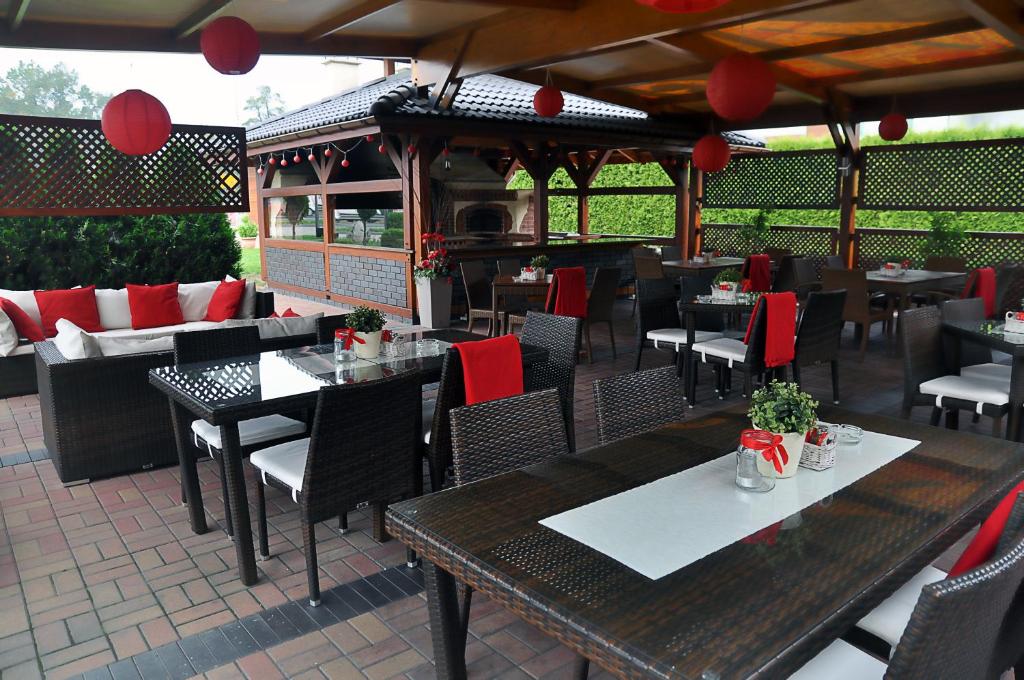 Reštaurácia alebo iné gastronomické zariadenie v ubytovaní Ahotel