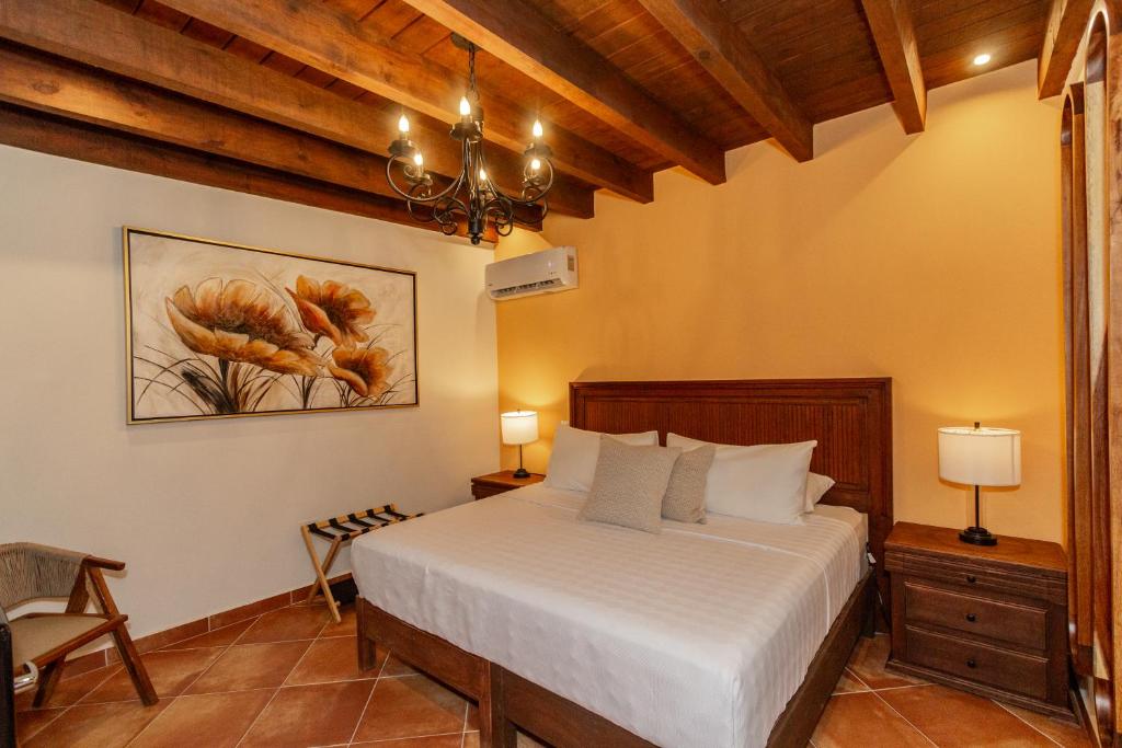 Postel nebo postele na pokoji v ubytování Five Queens Boutique Hotel