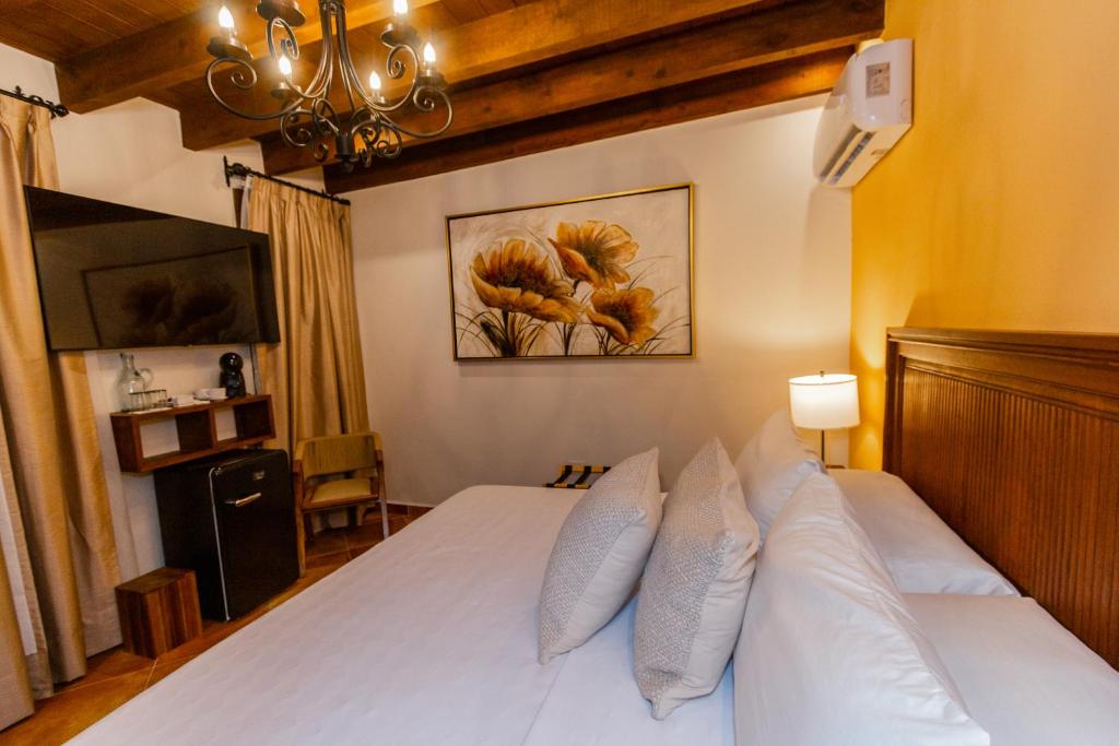 Postel nebo postele na pokoji v ubytování Five Queens Boutique Hotel