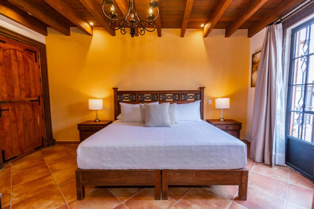 Postel nebo postele na pokoji v ubytování Five Queens Boutique Hotel