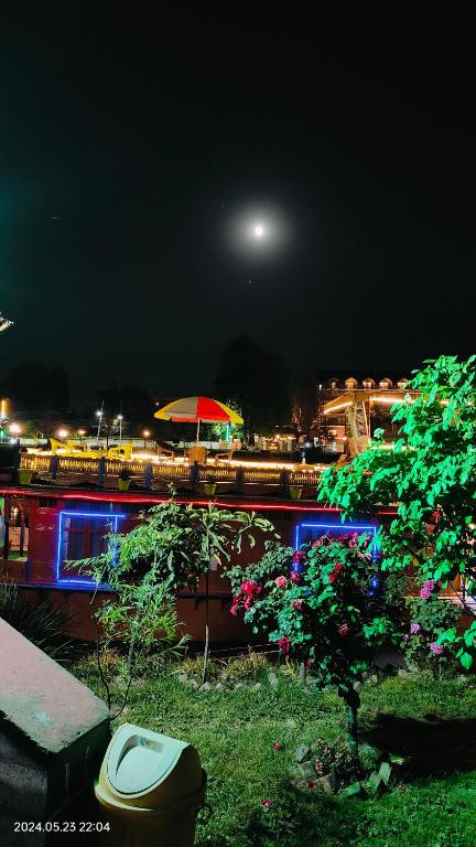 Fotografie z fotogalerie ubytování Houseboat Karima palace v destinaci Šrínagar