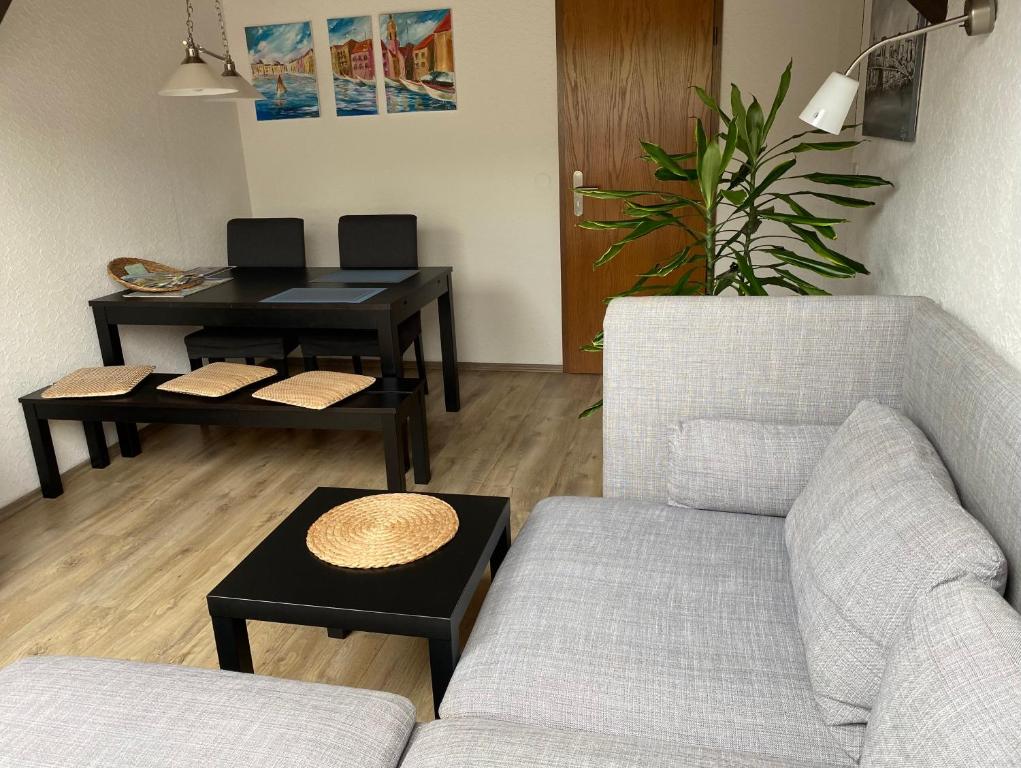- un salon avec un canapé et un bureau dans l'établissement Ferienwohnung Malk, à Traben-Trarbach