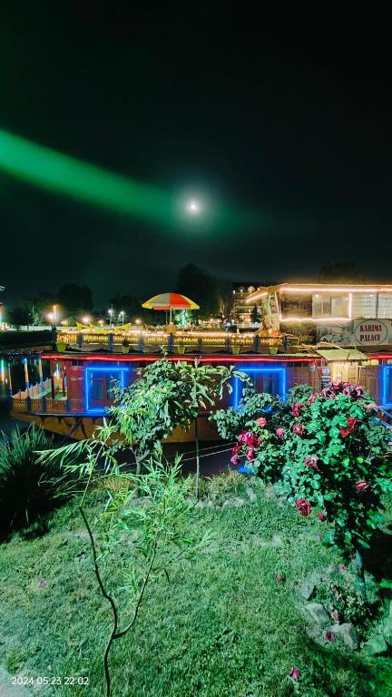 Fotografie z fotogalerie ubytování Houseboat Karima palace v destinaci Šrínagar
