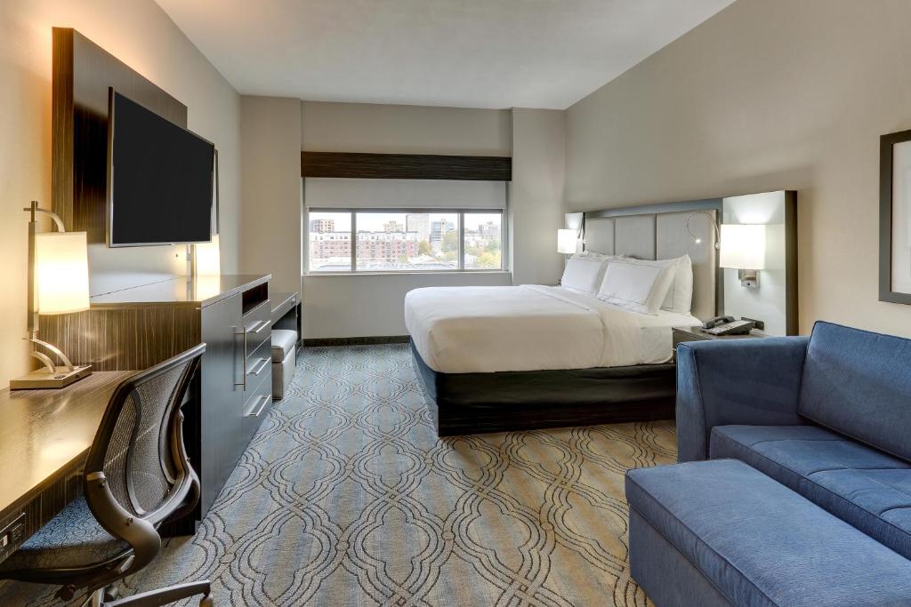 DoubleTree by Hilton St. Louis Forest Park - King Studio Suite