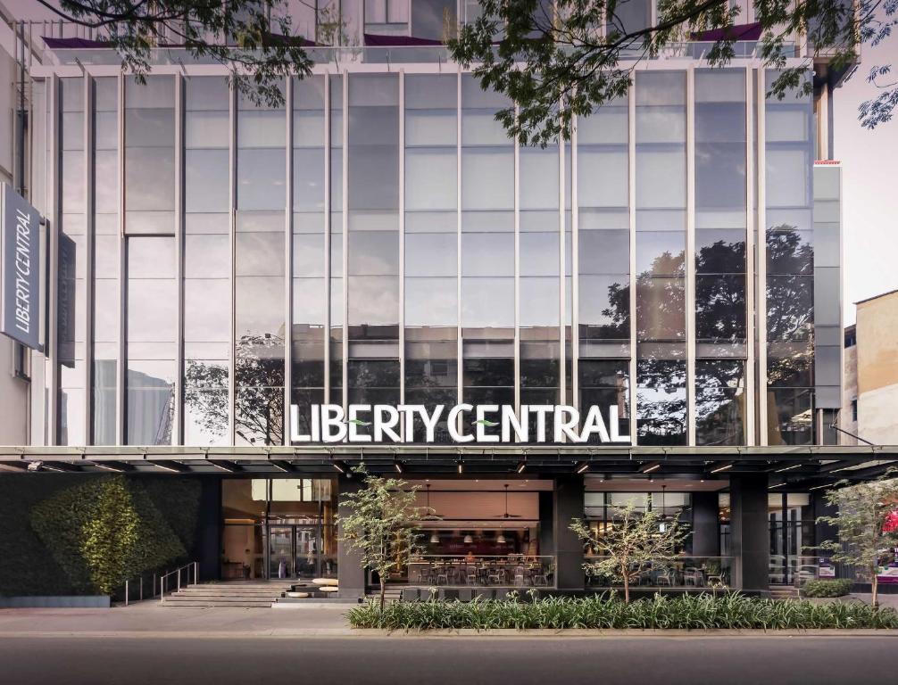 un bâtiment avec un panneau indiquant la liberté centrale dans l'établissement Liberty Central Saigon Citypoint, à Hô-Chi-Minh-Ville