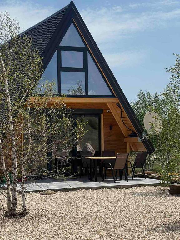 Vila Vuk في زبلجك: مقصورة بها طاولة وكراسي أمامها