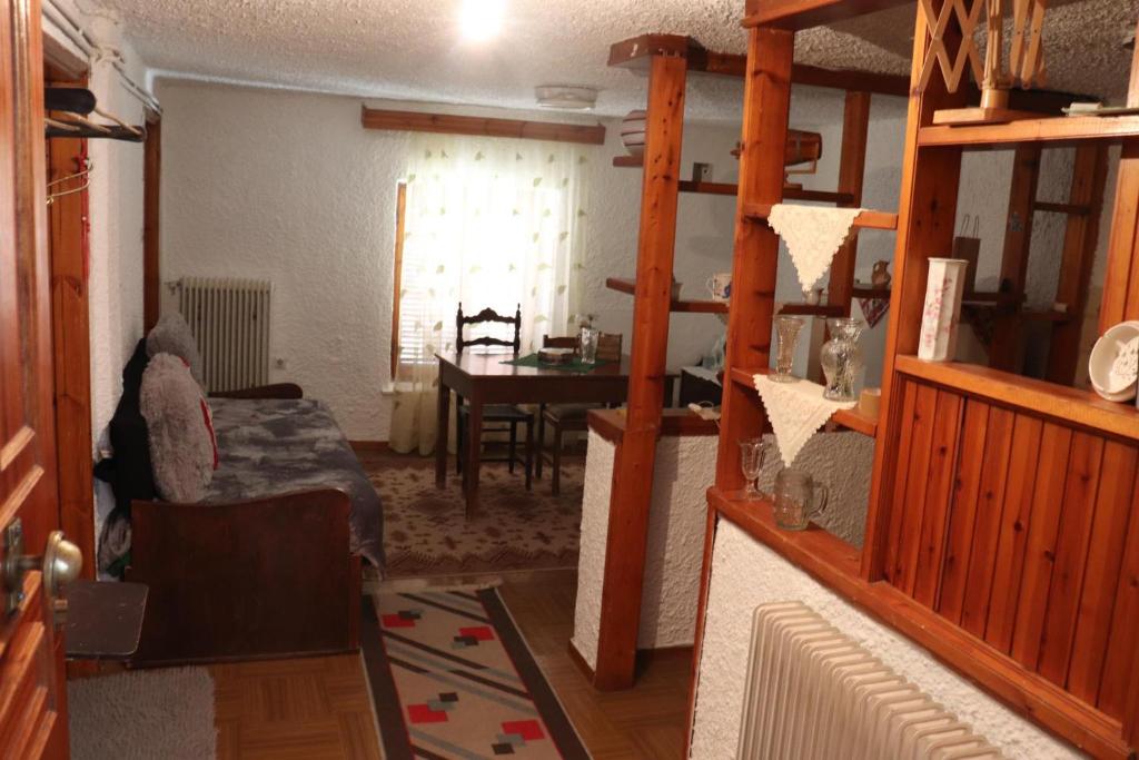 Sala de estar con cama elevada y mesa en Misty Mountain Manor en Arachova