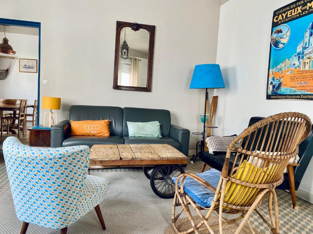 a living room with a couch and two chairs at Les 3 Graces, Cayeux-sur-mer, agréable maison in Cayeux-sur-Mer