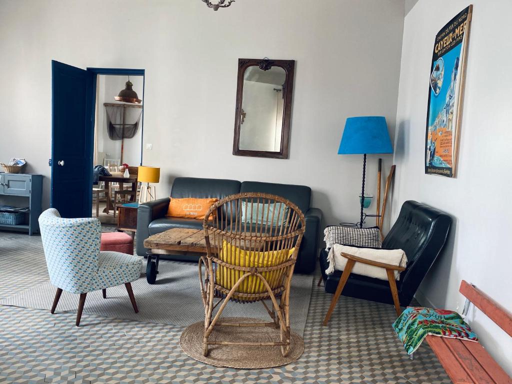 - un salon avec des chaises et un canapé dans l'établissement Les 3 Graces, Cayeux-sur-mer, agréable maison, à Cayeux-sur-Mer