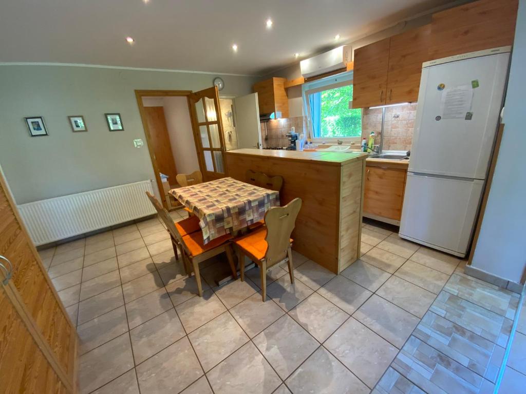 Kuchnia lub aneks kuchenny w obiekcie Gősy apartmanok