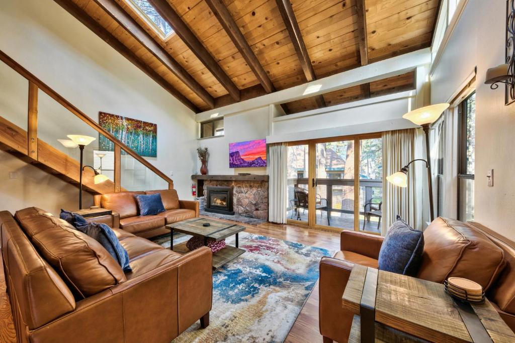 una sala de estar con muebles de cuero y techo de madera. en Lakeland Village 496 - 4 Seasons Family Fun, en South Lake Tahoe