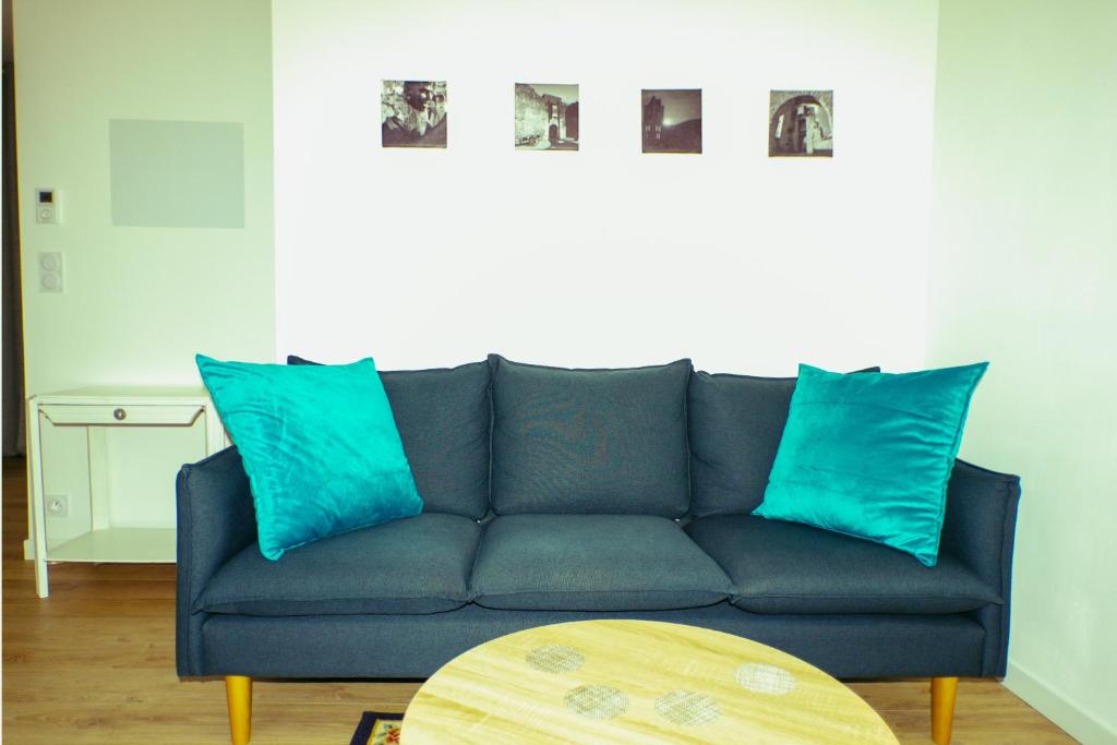 um sofá azul numa sala de estar com uma mesa em Puig Roja del Roser em Prats-de-Mollo-la-Preste