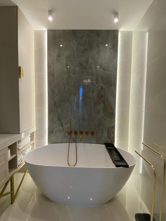 رزرو هتل و هاستل، Lux Stays توسط تورس در K39 Krakow, 09197245266