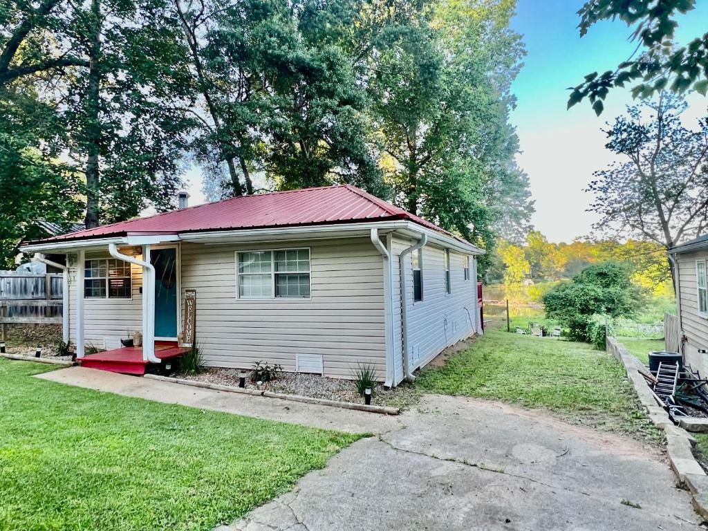 Humble Cove Lake Cottage kayaks, fishing, firepit, Worthville (updated