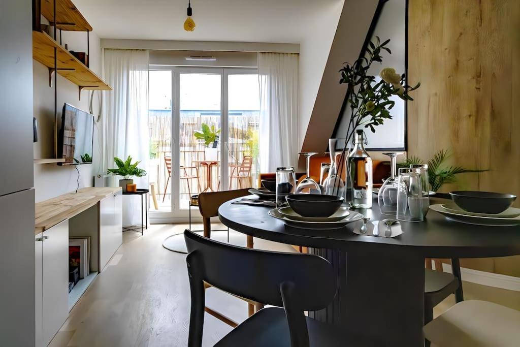 une cuisine et une salle à manger avec une table et des chaises dans l'établissement Élégant-Chic Paris 15mn / Disneyland 15mn / 6 pers /Free Parking & WIFI, à Noisy-le-Grand