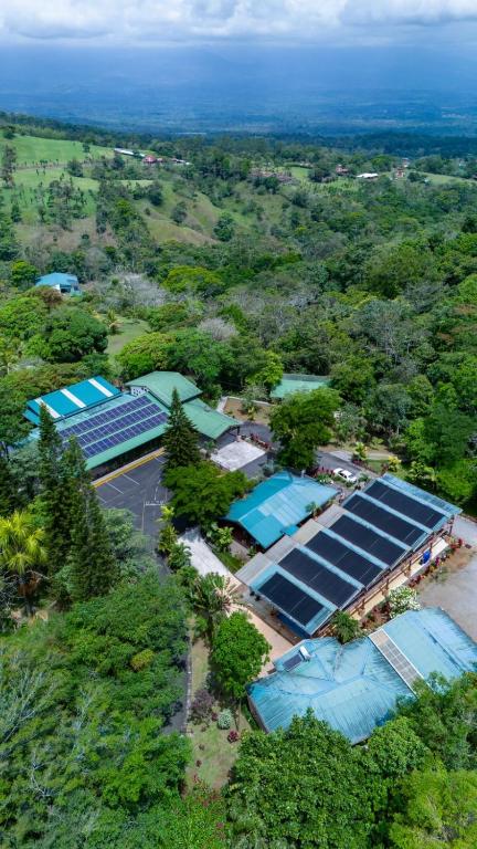 Una vista aérea de una escuela con paneles solares. en Ávita Lodge, en Quesada