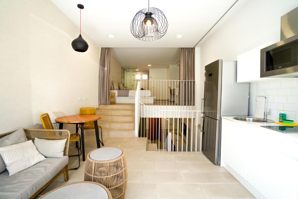 科拉雷侯的住宿－Jable 6 - Waterfront Luxury Apartment，厨房以及带沙发和桌子的客厅。