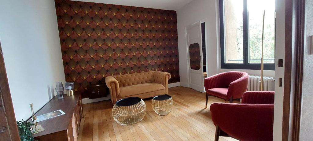 un salon avec deux chaises et un canapé dans l'établissement Daisy, à Vichy