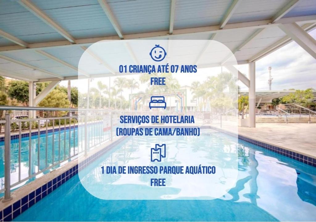 un cartello di fronte alla piscina di DiRoma Fiori Hotel - BVTUR a Caldas Novas