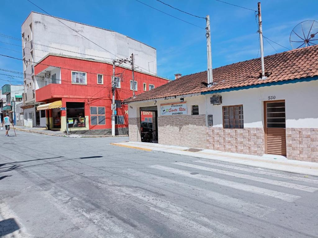 an empty street in a small town with buildings at Casinha Vó Cidinha in Aparecida