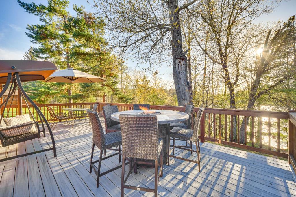 Μπαλκόνι ή βεράντα στο Lakefront Cabin with Dock, Fire Pits in Danbury!