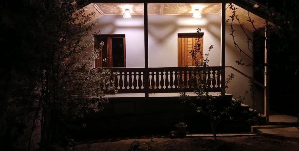 uma casa com varanda à noite em Green Dilijan wood em Dilijan