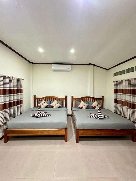 Postel nebo postele na pokoji v ubytování บ้านคุณโต้ง เชียงคาน BaanKhunTong ChiangKhan