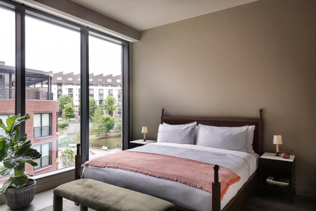 Postel nebo postele na pokoji v ubytování FORTH Hotel Atlanta