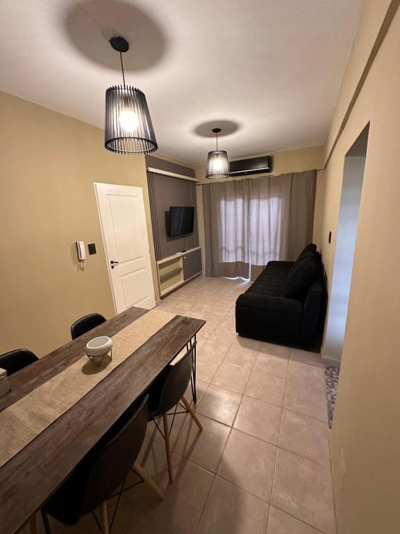 een woonkamer met een tafel en een bank bij Apartamento Céntrico para 4 personas con Patio in Santiago del Estero