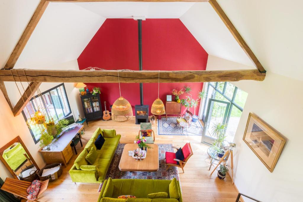 uma vista superior de uma sala de estar com mobiliário verde em 2 maisons dans parc de 0,7 ha à 1h30 de Paris em Triguères